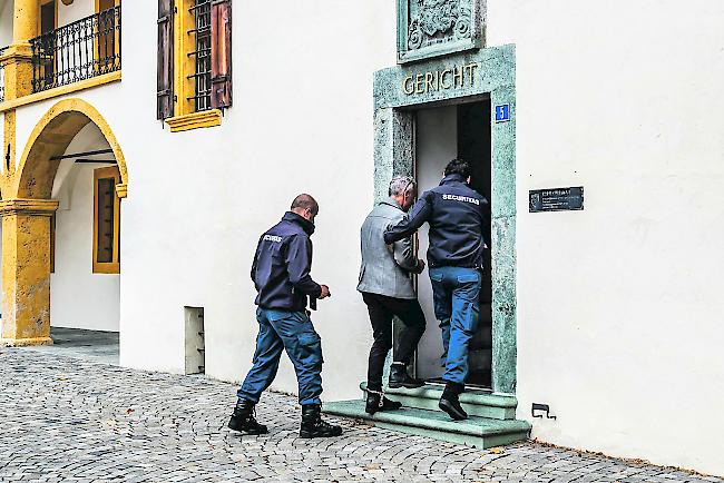 Gerichtstermin. Der Angeklagte ist in Fussfesseln den Richtern am Gericht Visp vorgeführt worden.