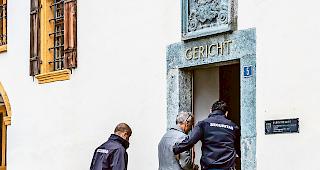 Gerichtstermin. Der Angeklagte ist in Fussfesseln den Richtern am Gericht Visp vorgef&uuml;hrt worden.