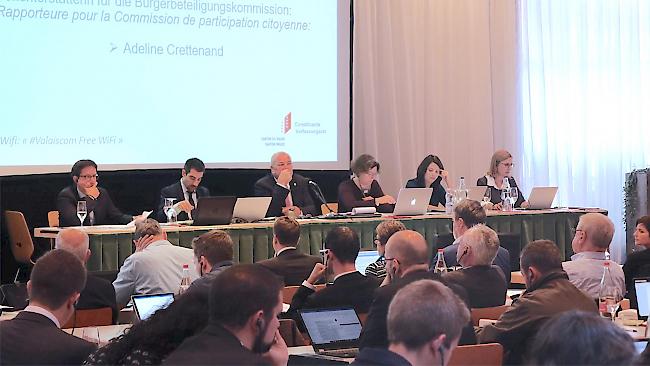 <b>Präsidium.</b> Unter der Leitung von Lukas Jäger (dritter von links), Mitglied des Präsidialkollegiums, wurde in Visp die dritte Plenarsitzung des Verfassungsrats abgehalten.
