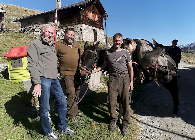 Alt Wildhüter Bernhard Ruppen (links) kann sich nicht erinnern, dass Jäger während seiner dreissigjährigen Dienstzeit im Aletschgebiet erlegtes Wild mit einem Maultier transportiert haben.