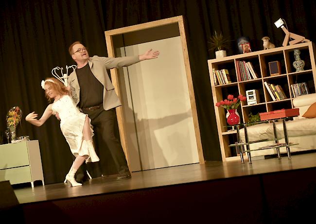 Premiere. Szene aus «Mittendrin» mit dem Theaterverein Raron. 