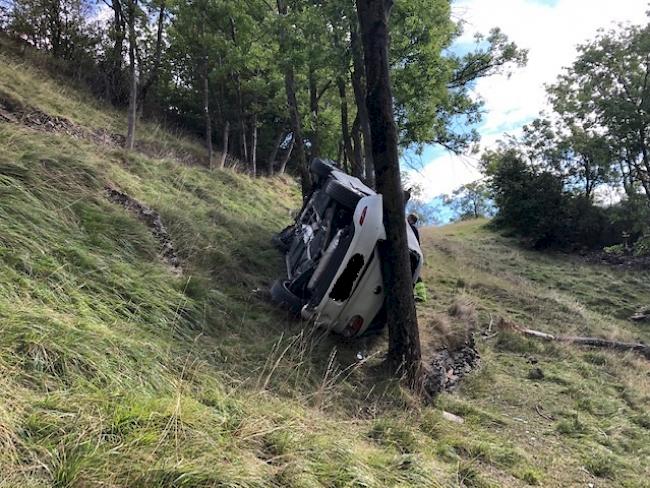 Am Samstagmorgen ereignete sich zwischen St. German und Ausserberg ein tödlicher Verkehrsunfall. Dabei stürzte ein Auto rund 20 Meter einen Abhang hinunter. 