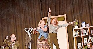 Lebensfreude. Rainer, Marlene und Dorothea in &laquo;Mittendrin&raquo;: Selbst im stressigsten Alltag  gibt es auch immer wieder mal freudige Momente.Foto wb