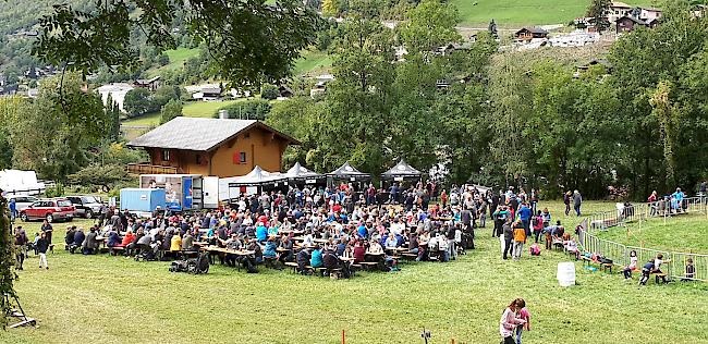 Rund 1000 Besucher fanden den Weg nach Mörel-Filet zum diesjährigen Rinderli-Stechfest.