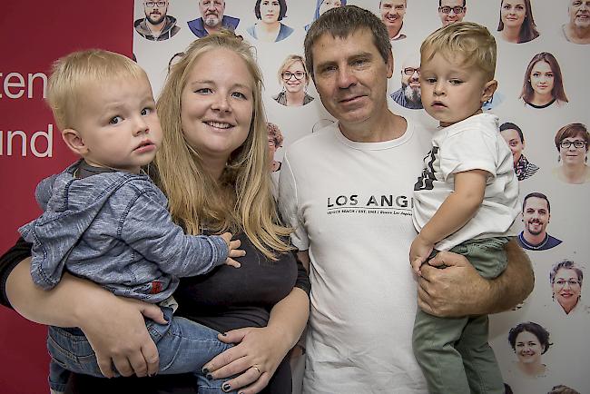 Aaron (1) und Nicole (28) Schnidrig, Brigerbad, Jules Guntern (50), Glis, Emilie Heynen (2), Brig.