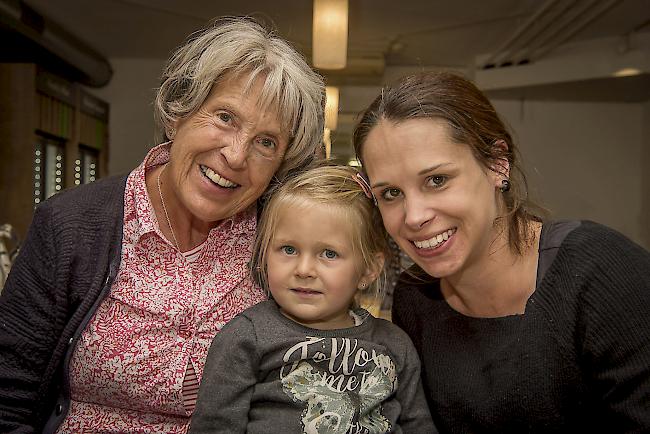 Antoinette (70), Glis, Livia (3) und Alessandra (33) Zenklusen, Naters.