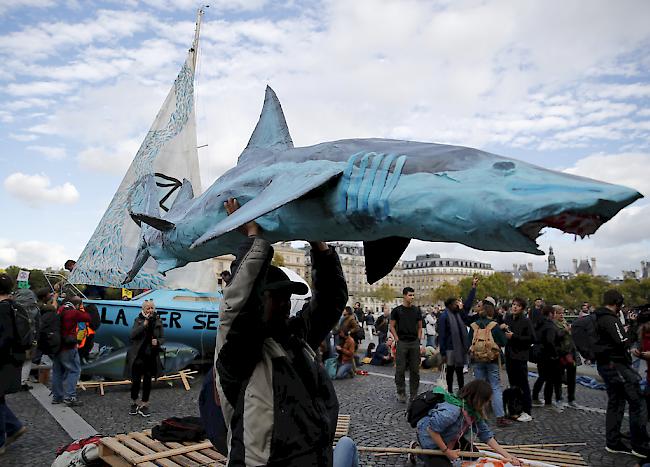 Aktivisten von Extinction Rebellion blockieren am Montag eine Brücke in Paris.