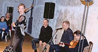 Ausstrahlung. Octavia de la Vega &ndash; hier bei ihrem Auftritt 2013 im Schloss Leuk &ndash; &uuml;berzeugt mit K&ouml;nnen genauso, wie sie mit ihrer Ausstrahlung fesselt.