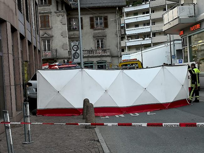 Die Einsatzkräfte der Feuerwehr bauten nach dem Selbstunfall beim Coop in Glis einen Sichtschutz auf. 