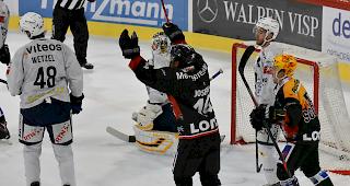 Troy Josephs und Tomas Dolana (rechts) jubeln &uuml;ber einen der vier Visper Treffer.