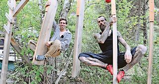 Pascal Labarile (l.) und Ben Kummer auf dem Trainingsgel&auml;nde in Bitsch.