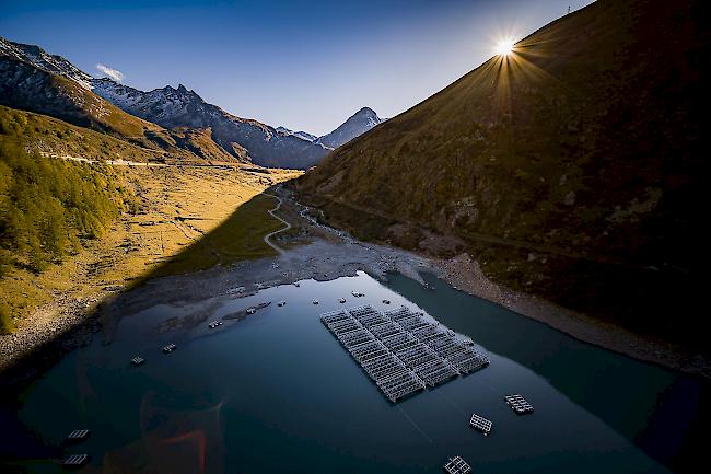 Nach Fertigstellung wird die Solarzellenstation aus 36 schwimmenden Photovoltaik-Elementen bestehen.
