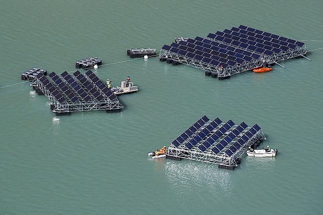 Die Photovoltaik-Elementen sind im Seegrund verankert und...
