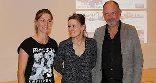 In einer szenischen Lesung in Brig liehen Regula Imboden (mitte) und Ingo Ospelt den Liebesbotschaften von Maurice Chappaz und Corinna Bille ihre Stimmen.