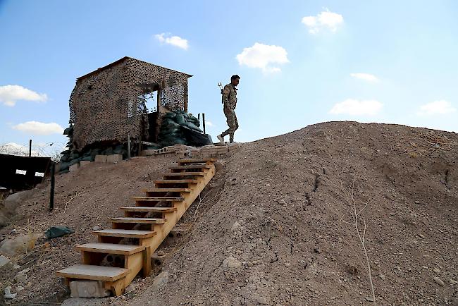Ein Kämpfer der syrischen demokratischen Streitkräfte inspiziert einen Stützpunkt, nachdem Soldaten an die Front nahe der Grenze zur Türkei gezogen waren.