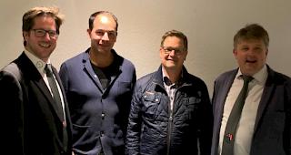 Lukas Clausen komplettiert den Vorstand des Oberwalliser Musikverbandes. Georges Martig ist neues Ehrenmitglied des Verbandes. Quelle: zvg