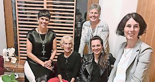 Engagiert. Der Vorstand des Service-Clubs Soroptimist Brig: Noveline Stoffel (Kassa), K&auml;mpfen  Marie-Therese (Organisation Jubil&auml;um), stehend Susanne Hugo-L&ouml;tscher (Vizepr&auml;sidentin), Irina Pfammatter (Sekretariat), Katja Zengaffinen (Pr&auml;sidentin), von links. Auf dem Bild fehlt Christine Lutz (Organisation Jubil&auml;um).Foto ZVG