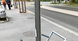 Traurige Ber&uuml;hmtheit. Die Laterne an der Gliserallee 63 mit ihrer Schutzvorrichtung wurde einmal mehr von einem Fahrzeug &uuml;bersehen.Foto zvg