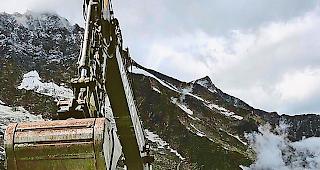 Vielf&auml;ltige Investitionen. Bauarbeiten am neuen Abfluss des Speichersees Morenia.Foto zvg