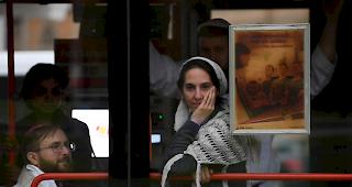 Ein schwerbewaffneter T&auml;ter hatte am Mittwoch versucht, in einer Synagoge in Halle/Saale ein Blutbad unter Dutzenden Gl&auml;ubigen anzurichten. Der 27-j&auml;hrige Deutsche hat vor der Synagoge und danach in einem nahen D&ouml;ner-Imbiss zwei Menschen erschossen.