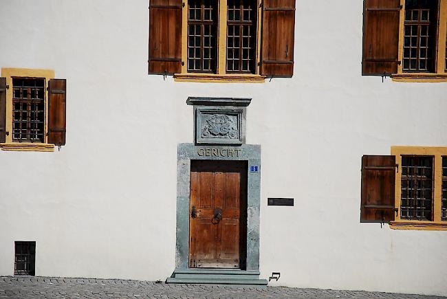 Das Bezirksgericht Visp sprach am Donnerstag einen Barmann wegen sexueller Handlungen mit einer Minderjährigen schuldig.