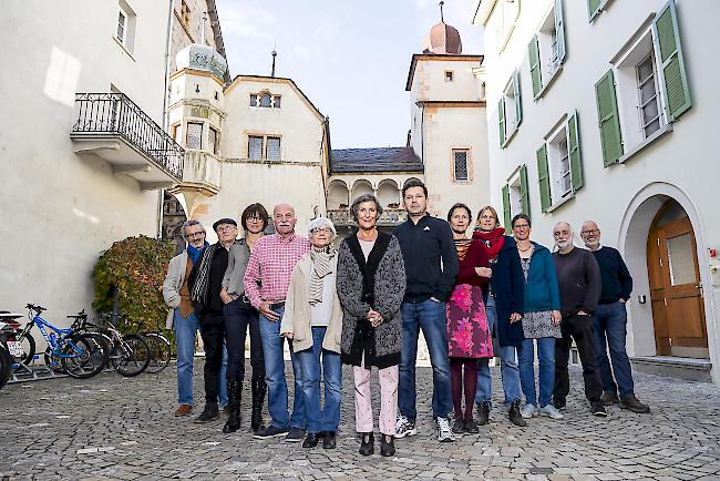 Gemeinschaftsausstellung. Kurator Dino Rigoli und die Kunstschaffenden Carlo Schmidt, Helga Zumstein, Herbert Theler, Adelheid Sandhof, Denise Eyer-Oggier, Nikolaus Loretan, Esther Gischig, Sabine Kaeser, Elisabeth Fux Mattig, Bernd Kniel und Gustav Oggier (von links).