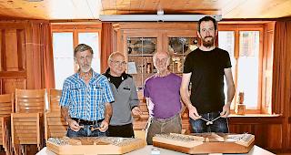 F&uuml;rs Hackbrett. Beat Tenisch, Andreas Weissen, Markus Tenisch und David Elsig (von links) im Gemeindesaal Binn.Foto WB