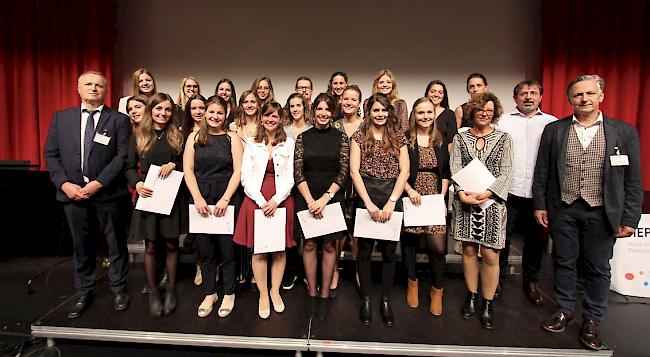 Die Oberwalliser Absolventen des Bachelorstudiengangs der Pädagogischen Hochschule Wallis erhielten am Freitag in St. Maurice ihr Diplom.