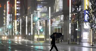 Japan lebt seit jeher mit Naturgewalten. Doch diesmal wird die Inselnation von einem besonders gef&auml;hrlichen Taifun in Atem gehalten. Und als w&auml;re das nicht schlimm genug, bebt auch noch die Erde.