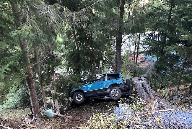 Bei einem Selbstunfall auf einer Flurstrasse hat in der Nacht auf Samstag in Susten ein 19-Jähriger sein Leben verloren. Der Beifahrer wurde dabei verletzt.