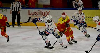 Nelson Chiquet (vorne) und die GCK Lions hatte ihre Nase am Ende deutlich vor dem HC Siders und dessen St&uuml;rmer Arnaud Riat.