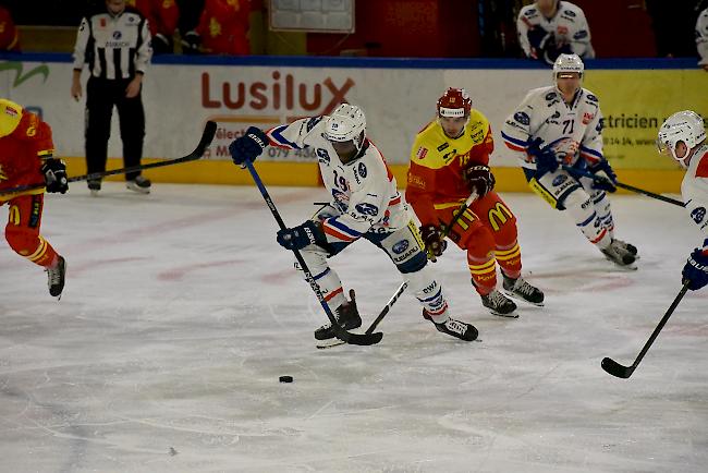 Nelson Chiquet (vorne) und die GCK Lions hatte ihre Nase am Ende deutlich vor dem HC Siders und dessen Stürmer Arnaud Riat.