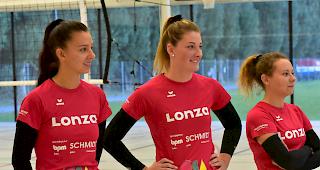 Die VBC-Spielerinnen Salome Bieler, Celine Schmidt und Alexandra Lorenz (v.l.) haben Grund zur Freude.