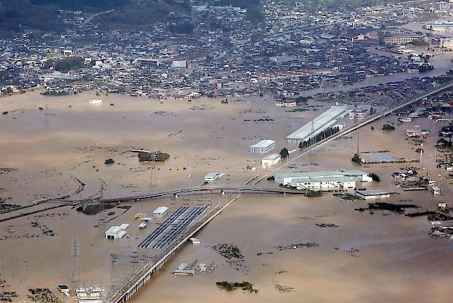 Ein Luftbild zeigt Überschwemmungen in Nagano am 13. Oktober 2019.