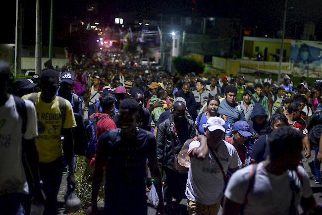 Migranten aus Afrika, Kuba, Haiti und anderen mittelamerikanischen Ländern machten sich am frühen Morgen zu Fuss von Tapachula an die südliche Grenze der Vereinigten Staaten auf.