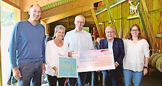 &Uuml;bergabe. Marco Zeiter von Mattig-Suter und Partner, Carmen und Egon Hischier-Mutter sowie die Preisstifter Dr. Franz Mattig und Claudia Mattig (von links).