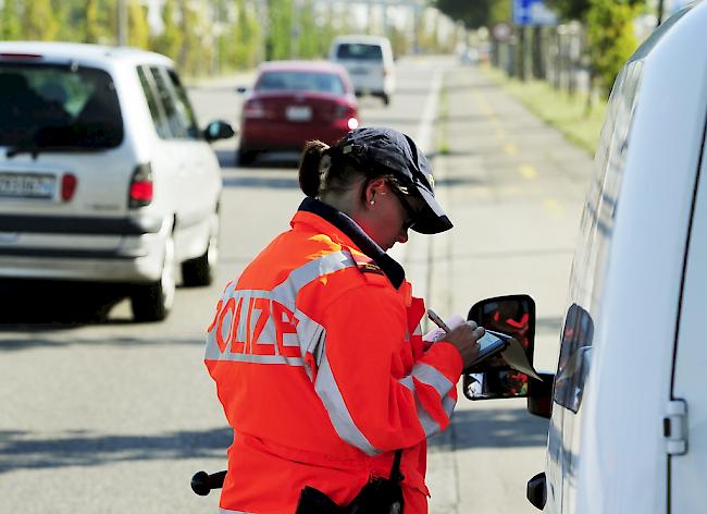 Als ein flüchtender Autodieb in Winterthur eine Strassensperre durchbrach, verletzte er eine Polizistin schwer. 