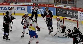 Visps Stefan Spinell (links) hat soeben zum 3:0 getroffen, Oliver Achermann (mitte) und Sandro Br&uuml;gger jubeln mit.