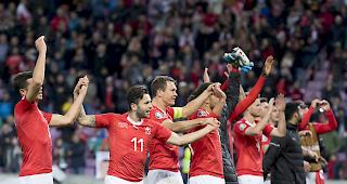 Erleichterung. Die Schweizer Fussball-Nati feiert den wichtigen Sieg gegen Irland.