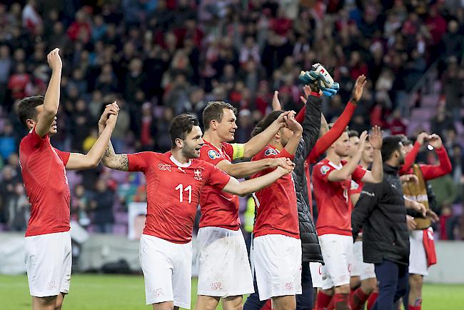Erleichterung. Die Schweizer Fussball-Nati feiert den wichtigen Sieg gegen Irland.