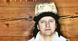 Rolf Hermann in der Walliser Sonntagstracht der Frauen: &laquo;Ich habe mich selten bei einem Foto- termin so am&uuml;siert.&raquo;Foto Val&eacute;rie Giger