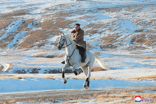 Kim Jong Un, Machthaber von Nordkorea, auf einem weißem Pferd auf dem schneebedeckten Berg Paektusan.