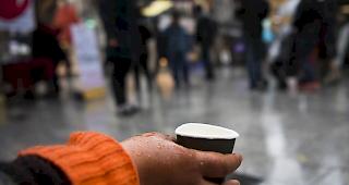 Laut einer neuen Statistik nimmt die Zahl von Armut betroffener Personen in der EU ab.