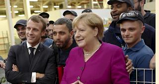 Besuch. Macron und Merkel posieren gemeinsam mit Airbus-Mitarbeitenden in Toulouse.