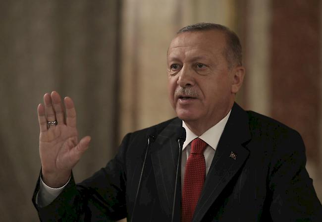 Der türkische Präsident Recep Tayyip Erdogan hat den Rücktritt seines Innenministers abgelehnt. Süleyman Soylu habe seinen Rücktritt eingereicht, der Präsident habe diesen aber nicht befürwortet, teilte das türkische Kommunikationsministerium am Sonntagabend mit.