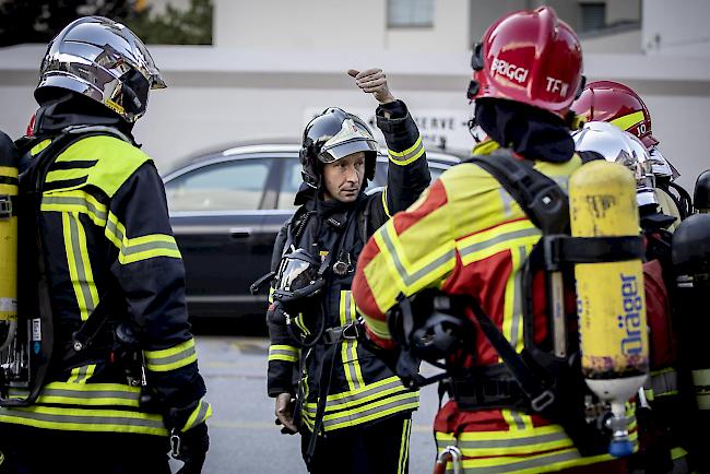 Impressionen aus dem neuen Feuerwehrkurs zu den Grundlagen der taktischen Ventilation gestern in der Visper Litternahalle.