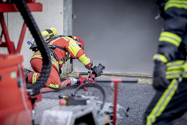 Impressionen aus dem neuen Feuerwehrkurs zu den Grundlagen der taktischen Ventilation gestern in der Visper Litternahalle.