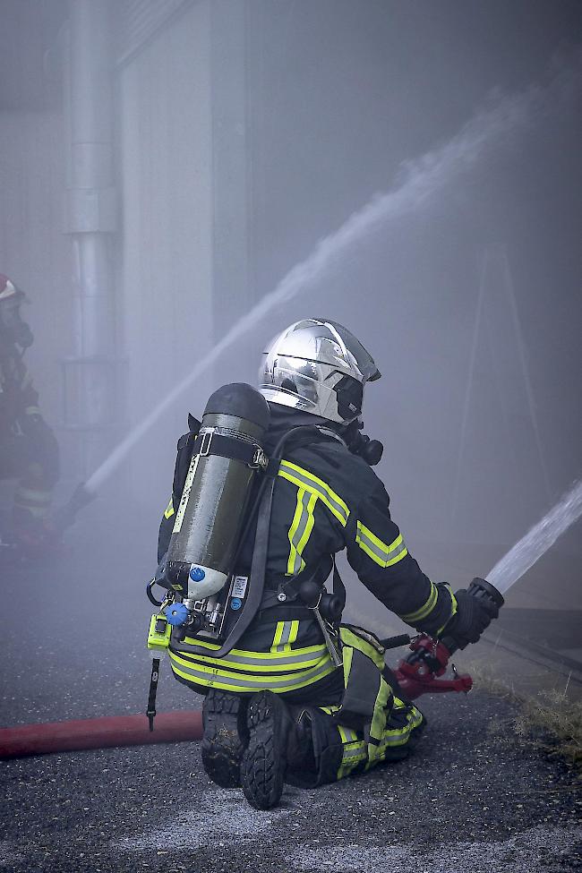 Impressionen aus dem neuen Feuerwehrkurs zu den Grundlagen der taktischen Ventilation gestern in der Visper Litternahalle.