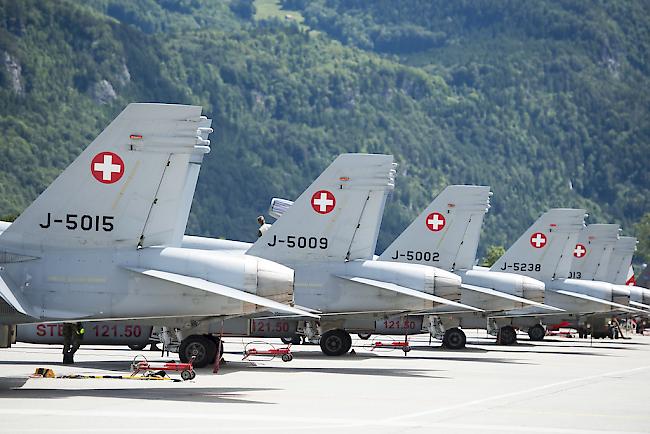 An den Landeklappen-Scharnieren einiger F/A-18-Kampfjets der Schweizer Luftwaffe wurden Risse entdeckt. 