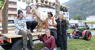 Die Familie Marina, Ramona, Tamara, Roland und Christine Fercher (von links) aus Naters ist stolz auf ihren Albino, der mit seiner Hornspannweite bald ins &laquo;Guinness-Buch der Rekorde&raquo; aufgenommen werden d&uuml;rfte.